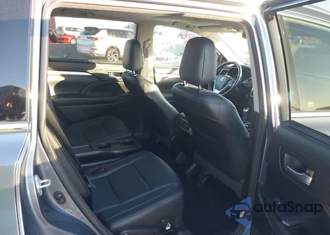 2018 Toyota Highlander Xle z USA, uszkodzony, nr VIN 5TDJZRFH1JS490555